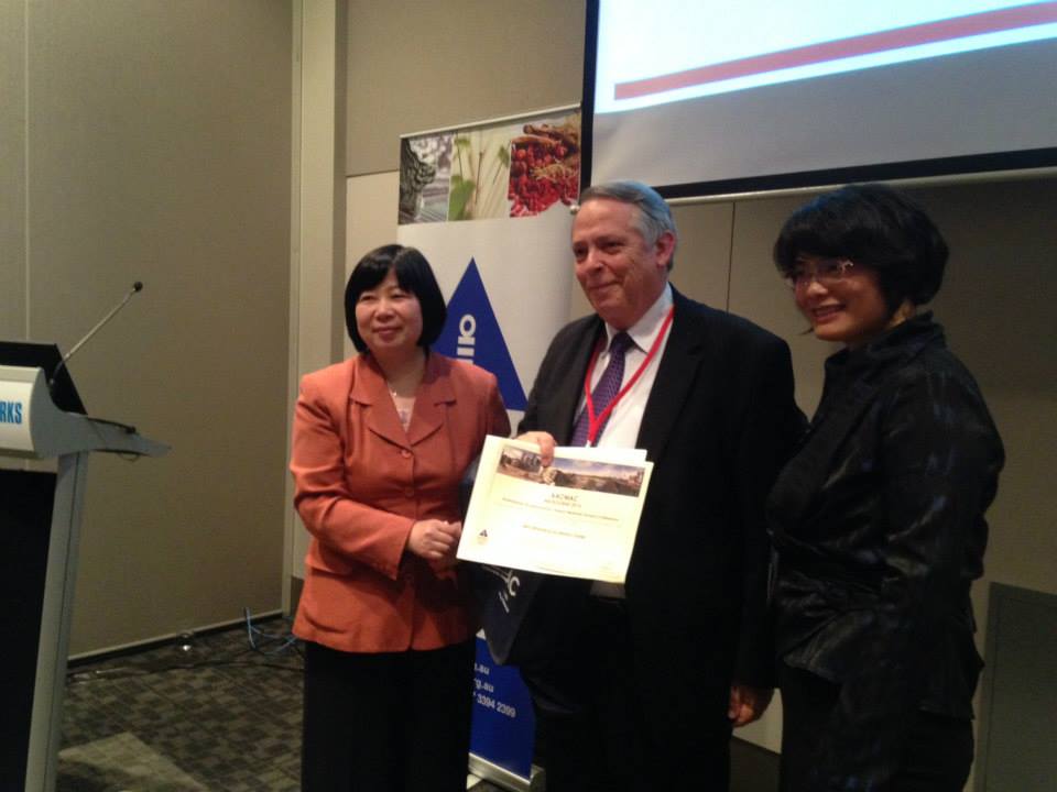 John McDonald is awarded BEST Scientific/Research Paper at Melbourne AACMAC 2014
