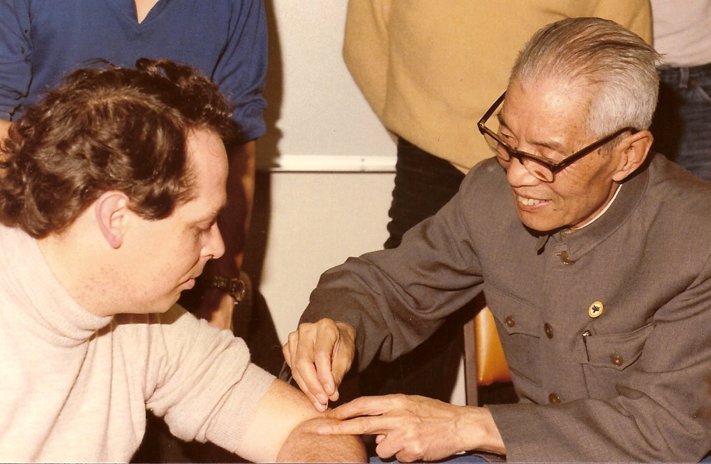 Prof Lou Baiceng needling John McDonald in Sydney 1985